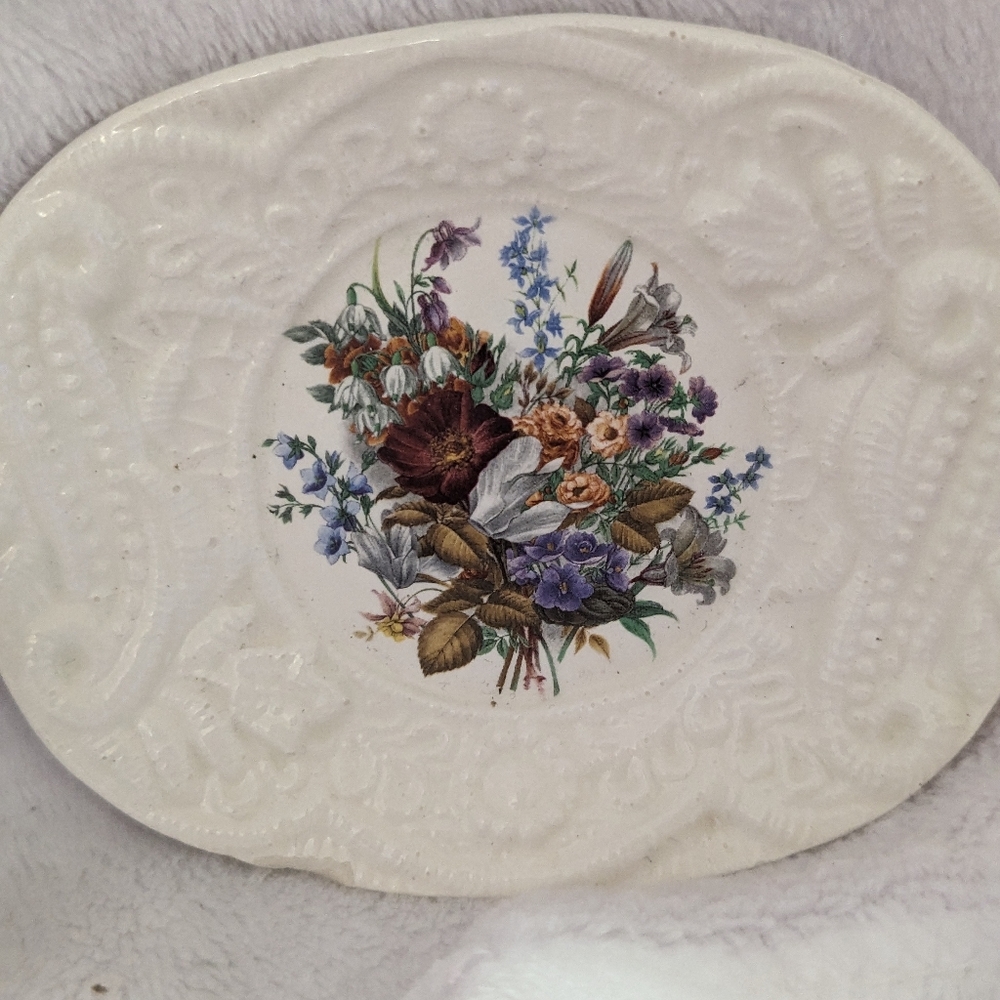 Floral soap dish